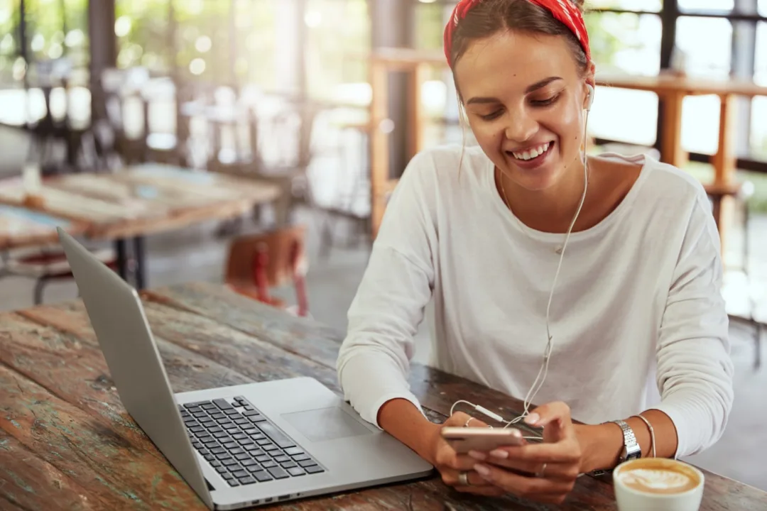 woman using Free Trials on her smartphone.