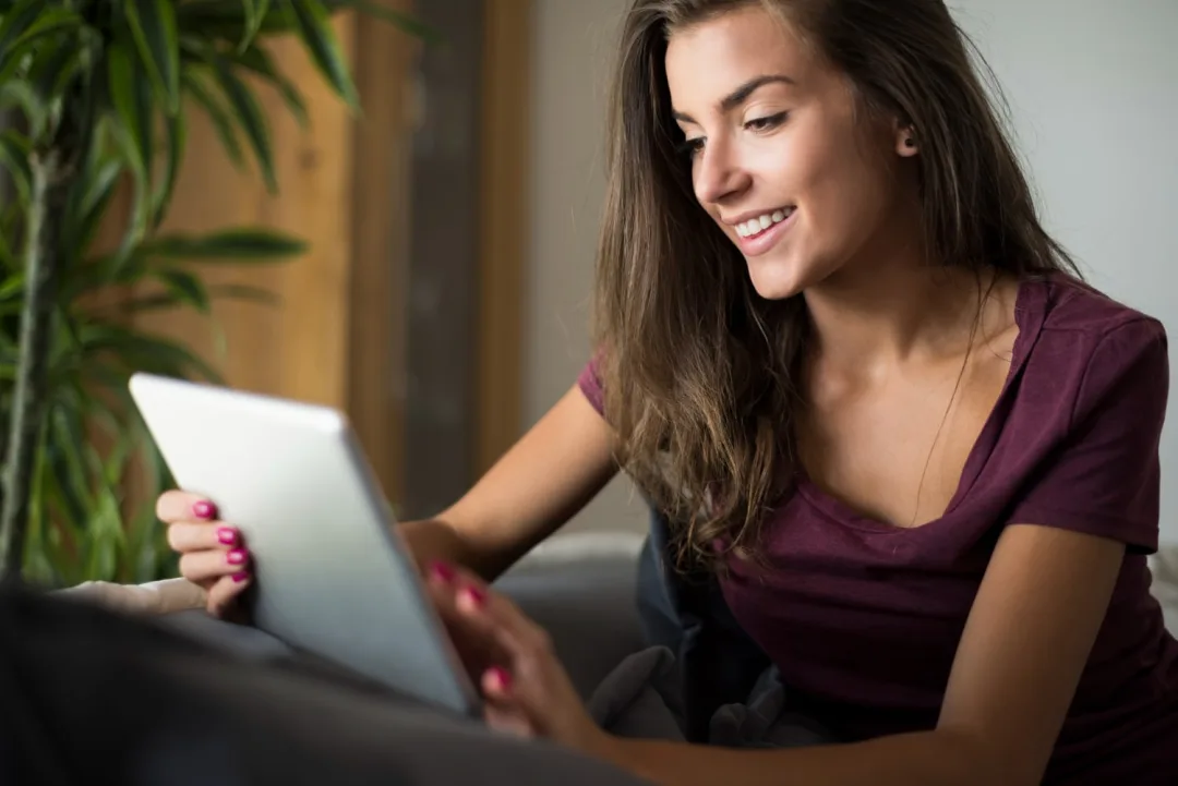 woman learning to Avoid Free Trial Pitfalls.